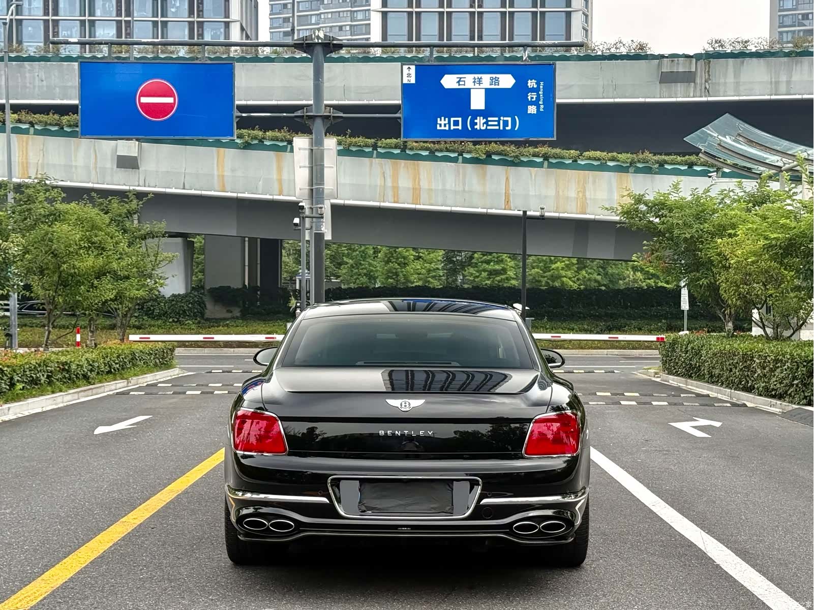 Bentley Flying Spur, 2023 8