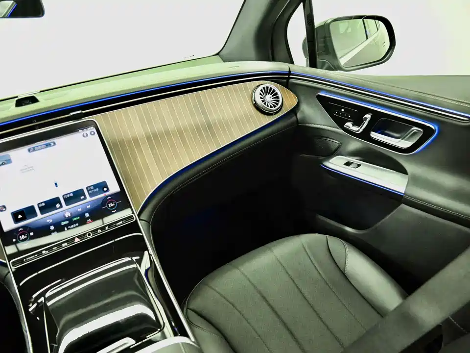 Mercedes-Benz EQE SUV