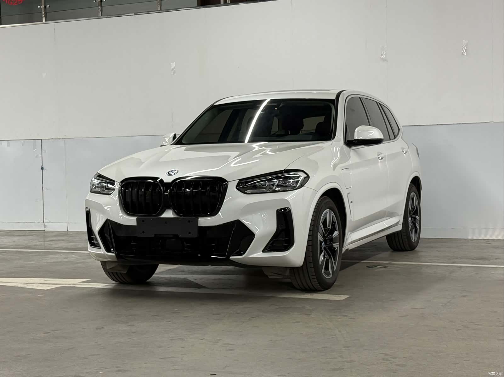 BMW iX3, 2025 1