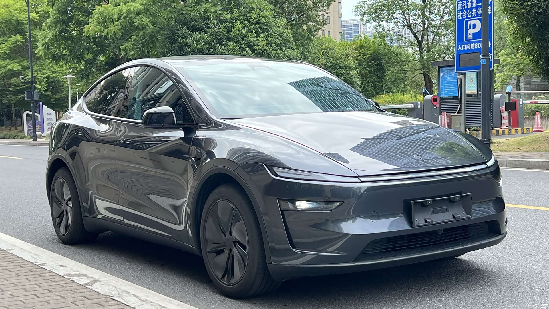 Tesla Model Y, 2025 7