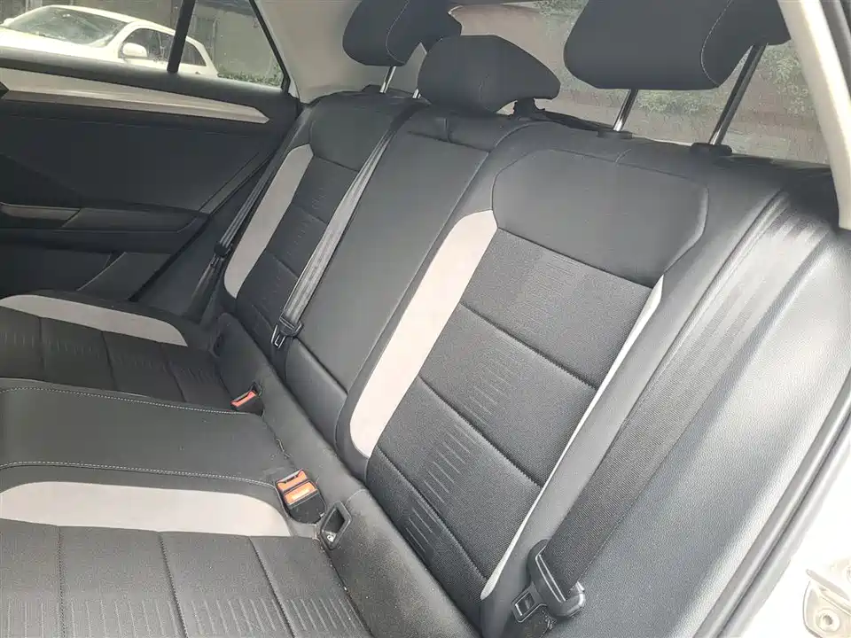 Volkswagen T-ROC exploring Songs