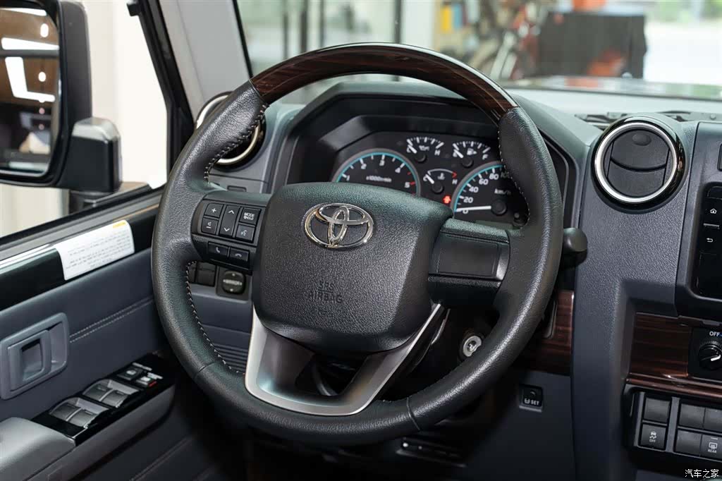 Toyota Land Cruiser, 2025 12