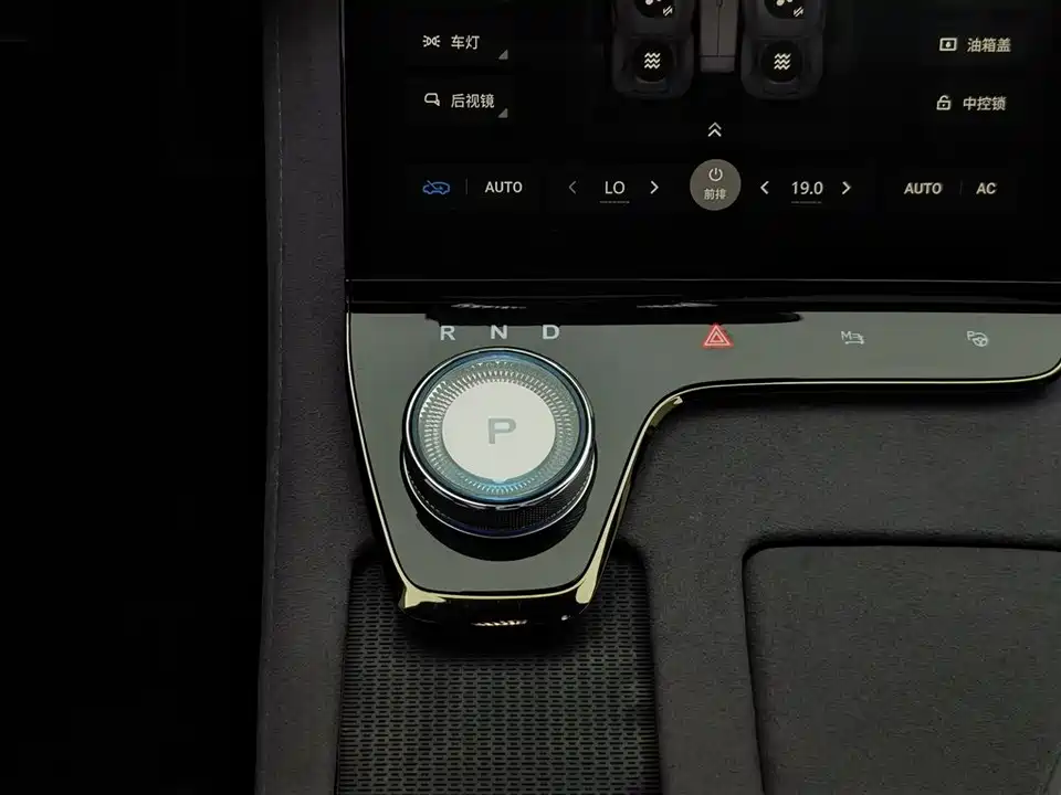 VOYAH Lantu chasing light