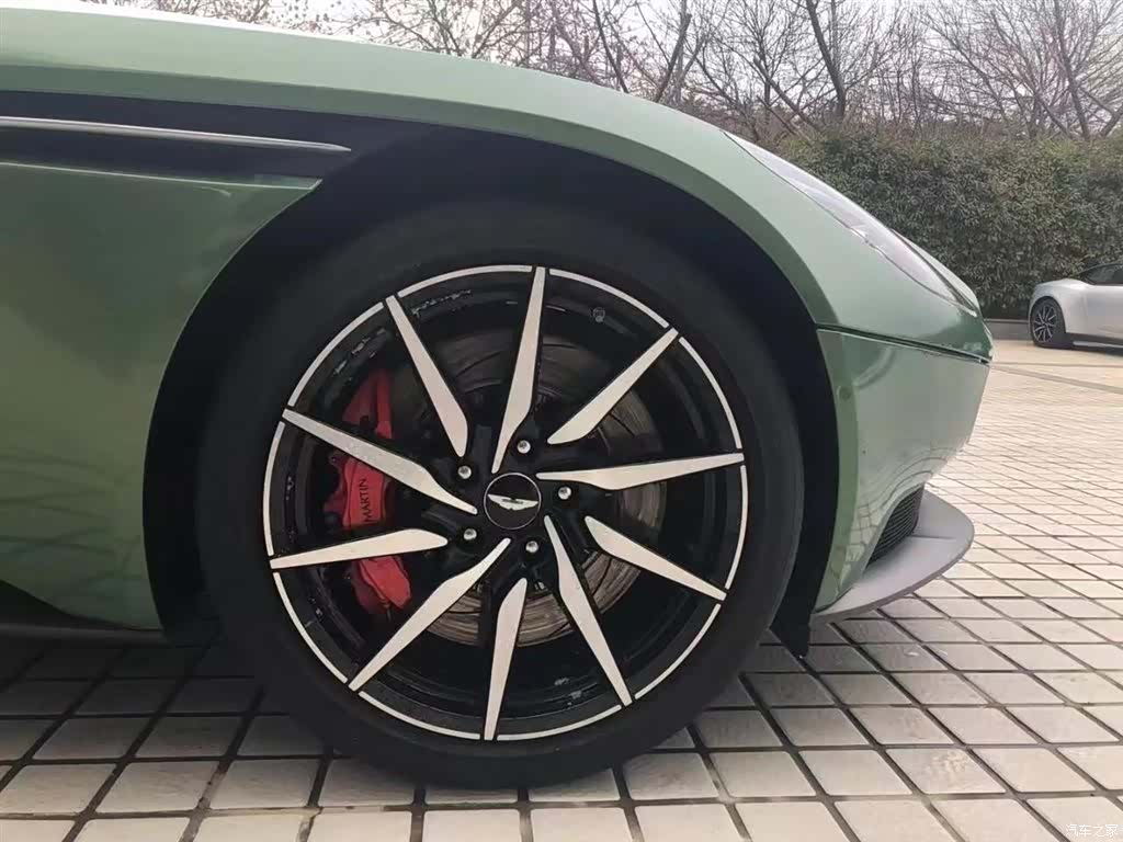 Aston Martin DB11, 2019 7