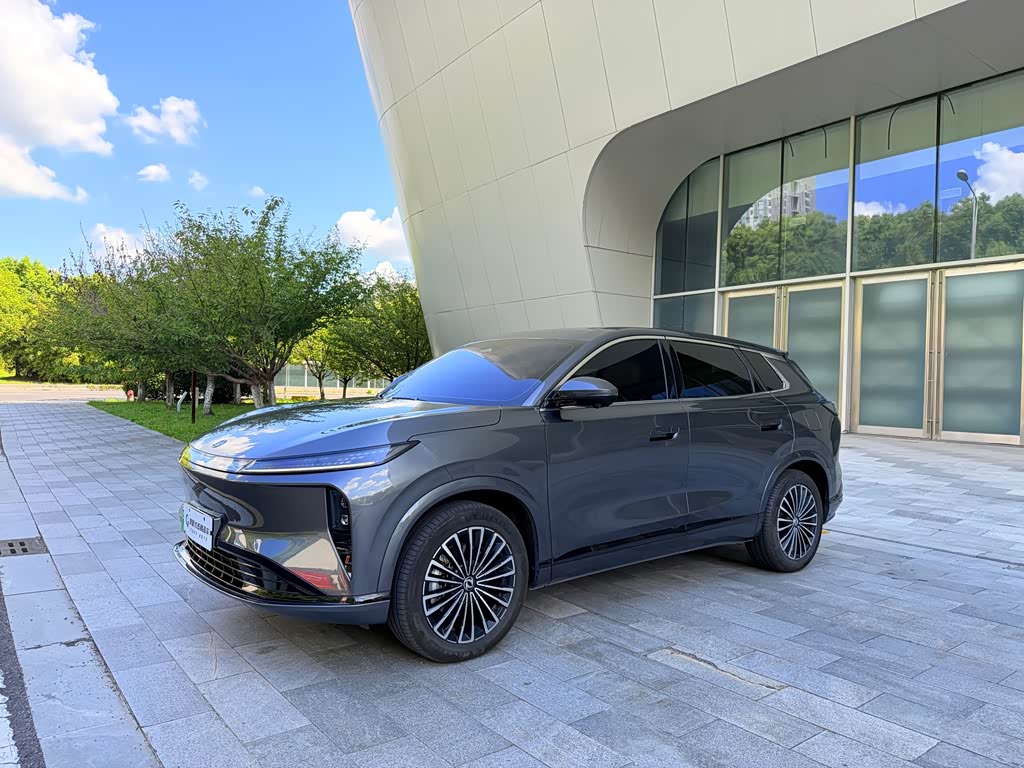 Dongfeng L8
