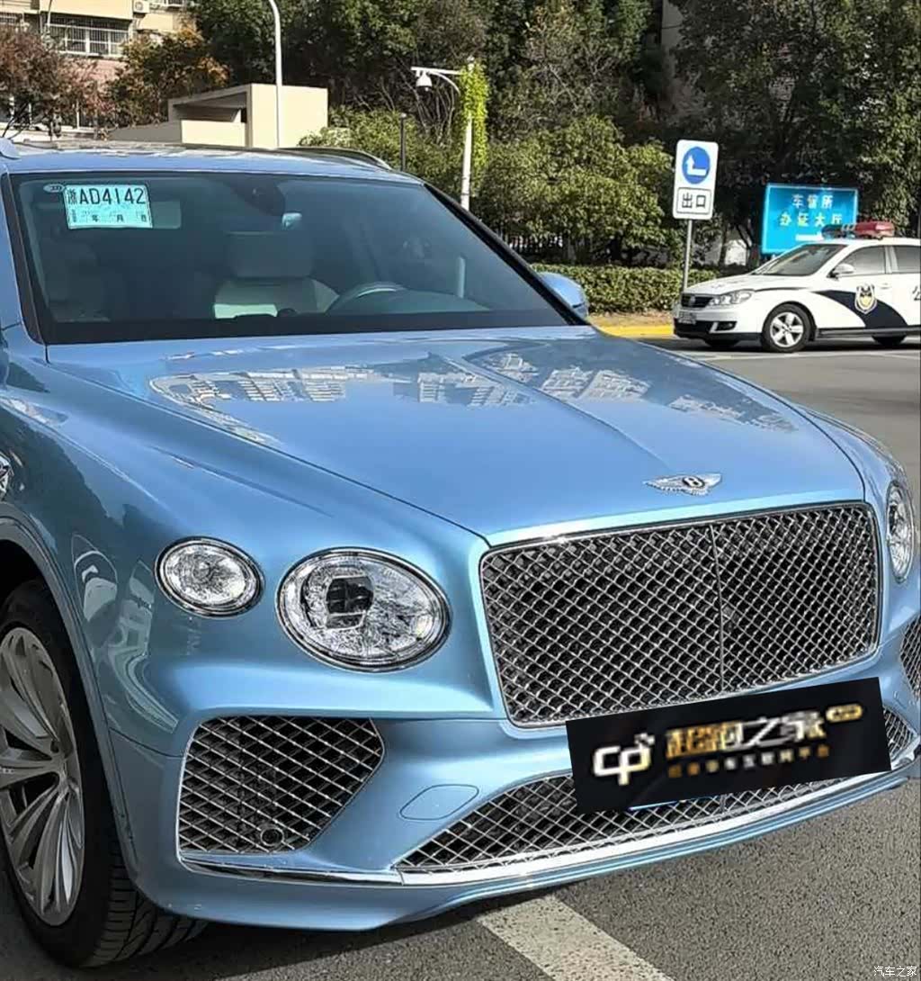 Bentley Bentayga, 2023 8