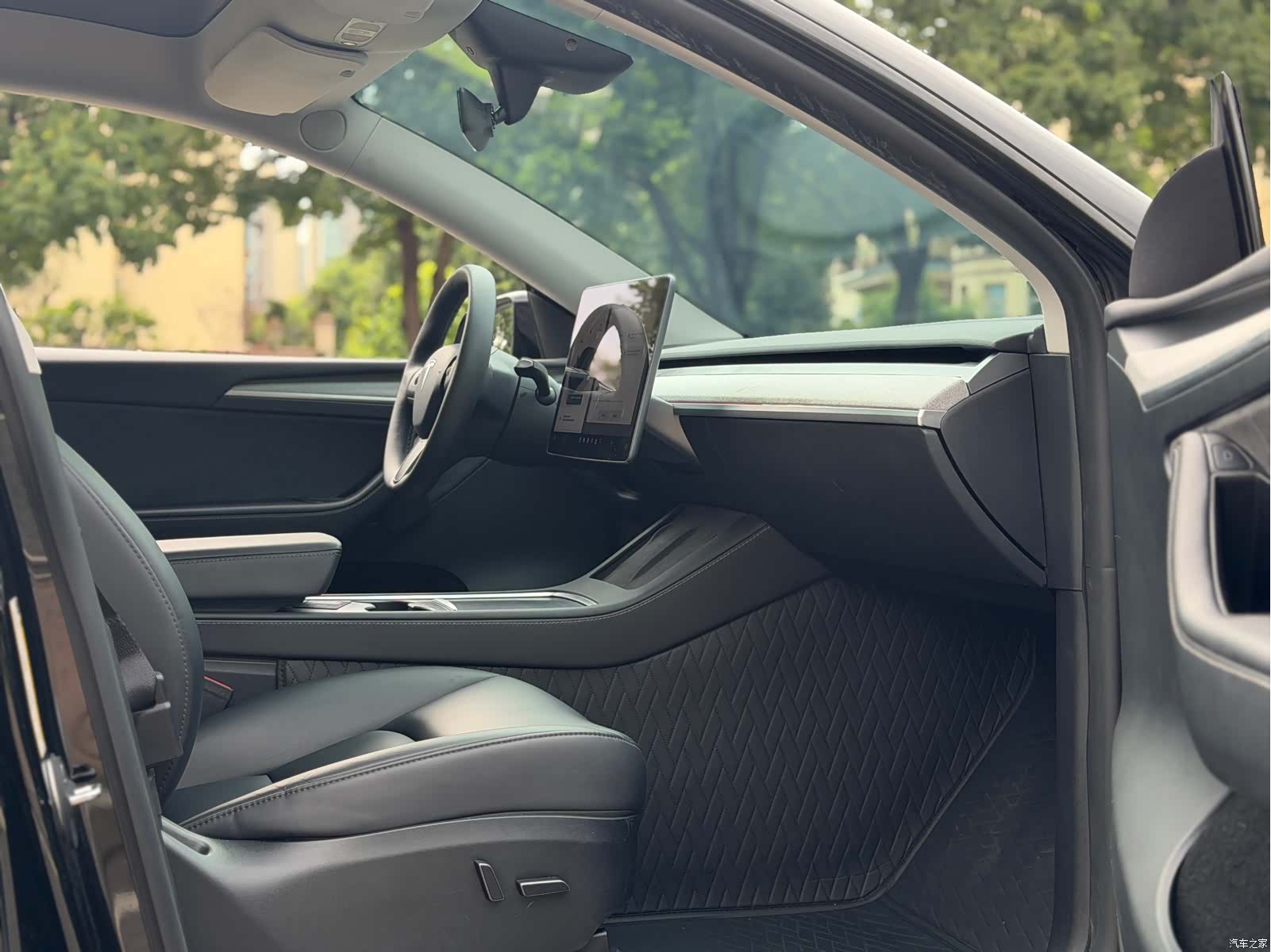 Tesla Model Y, 2024 13