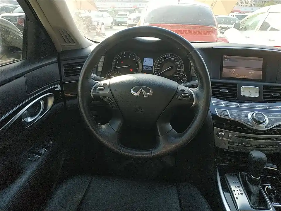 Infiniti Q70