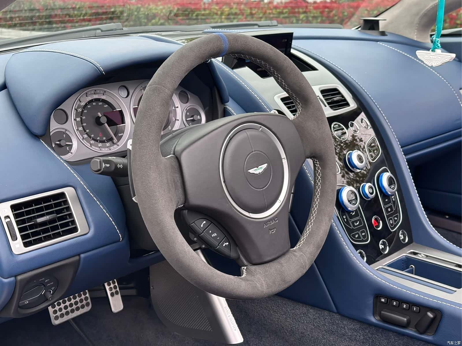 Aston Martin Vantage, 2018 все фото