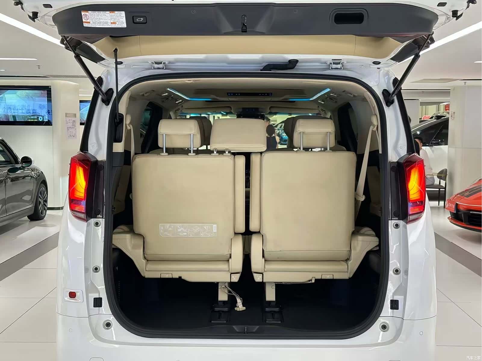 Toyota Alphard, 2023 8