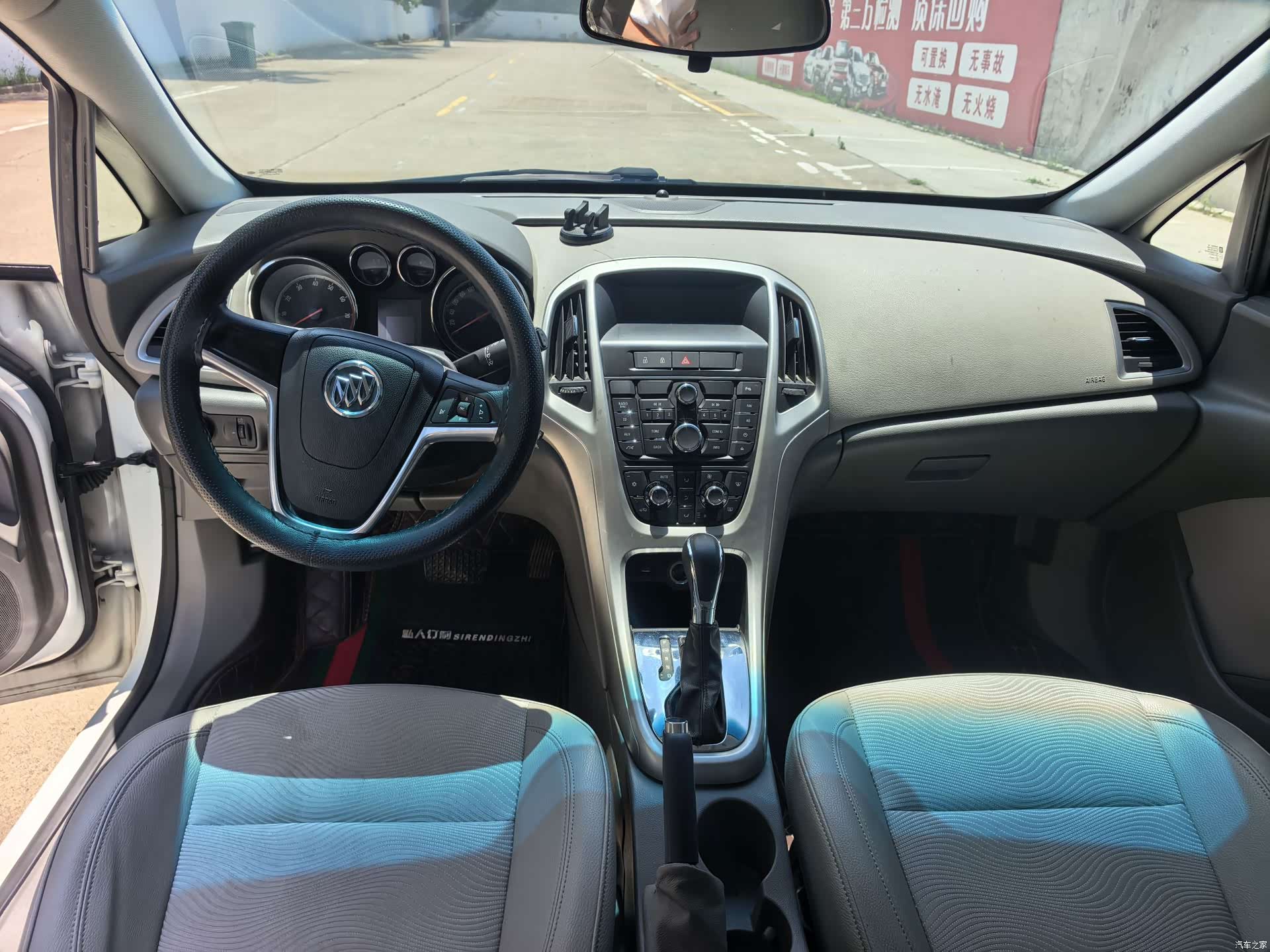 Buick XT, 2012 8
