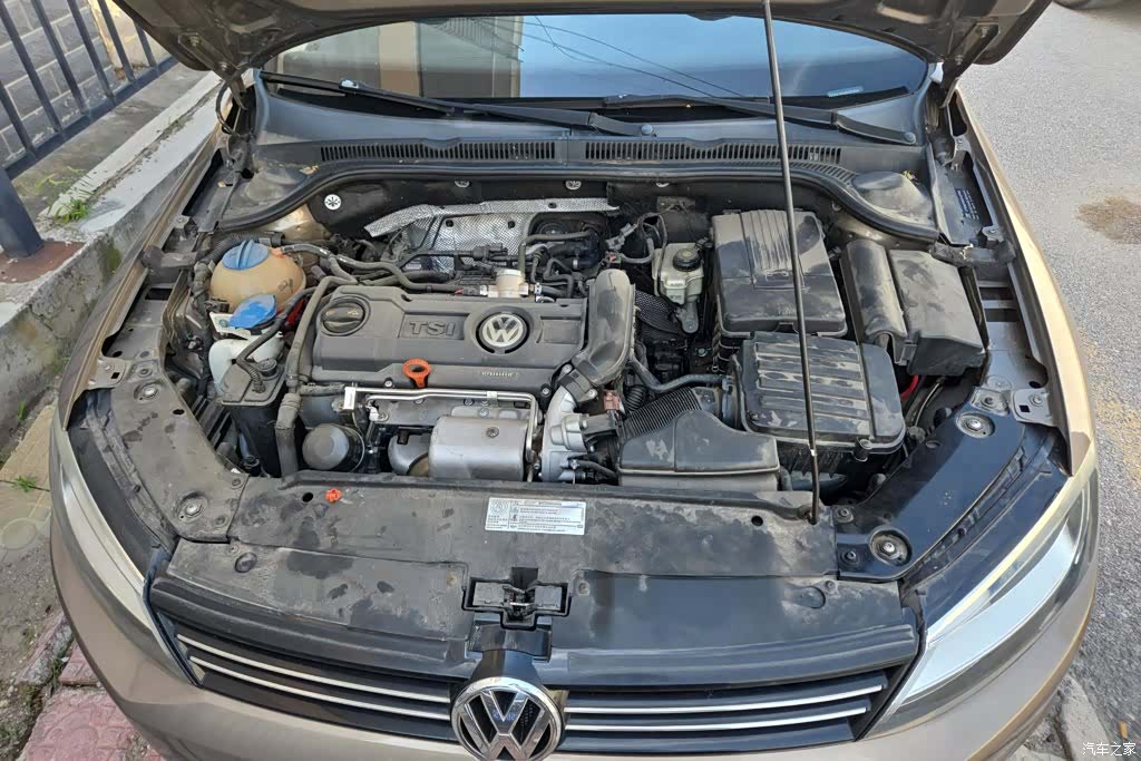 Volkswagen Sagitar, 2012 10