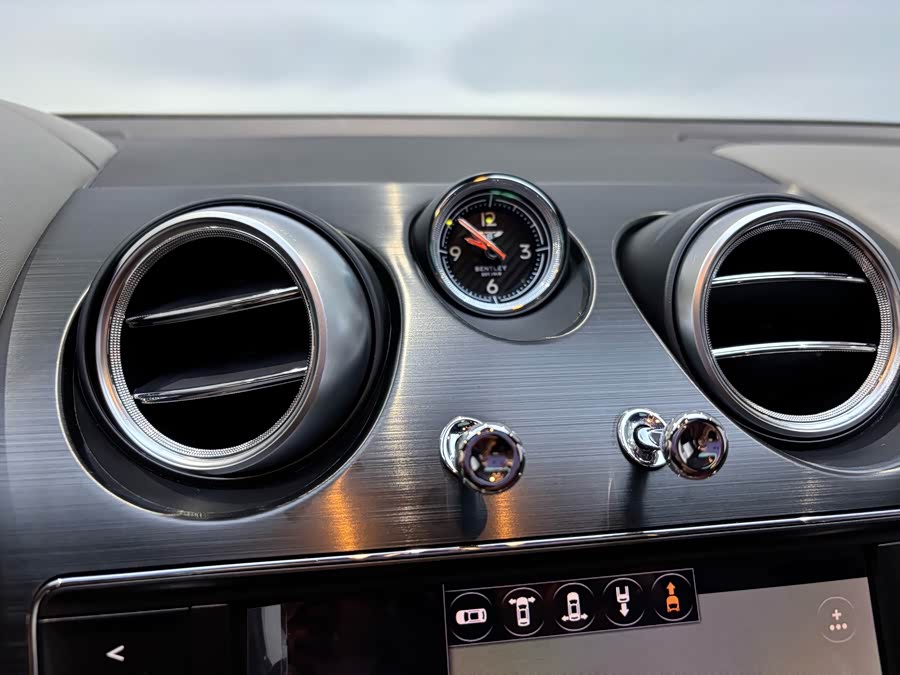Bentley Bentayga 2019, фото 22