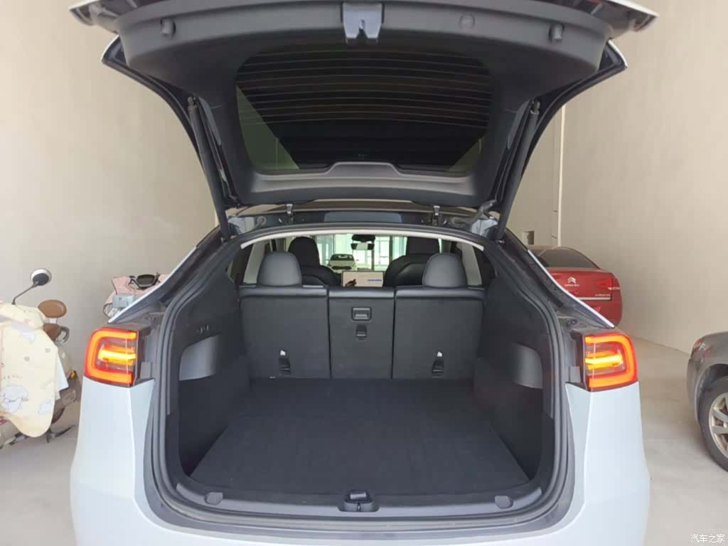Tesla Model Y, 2024 19