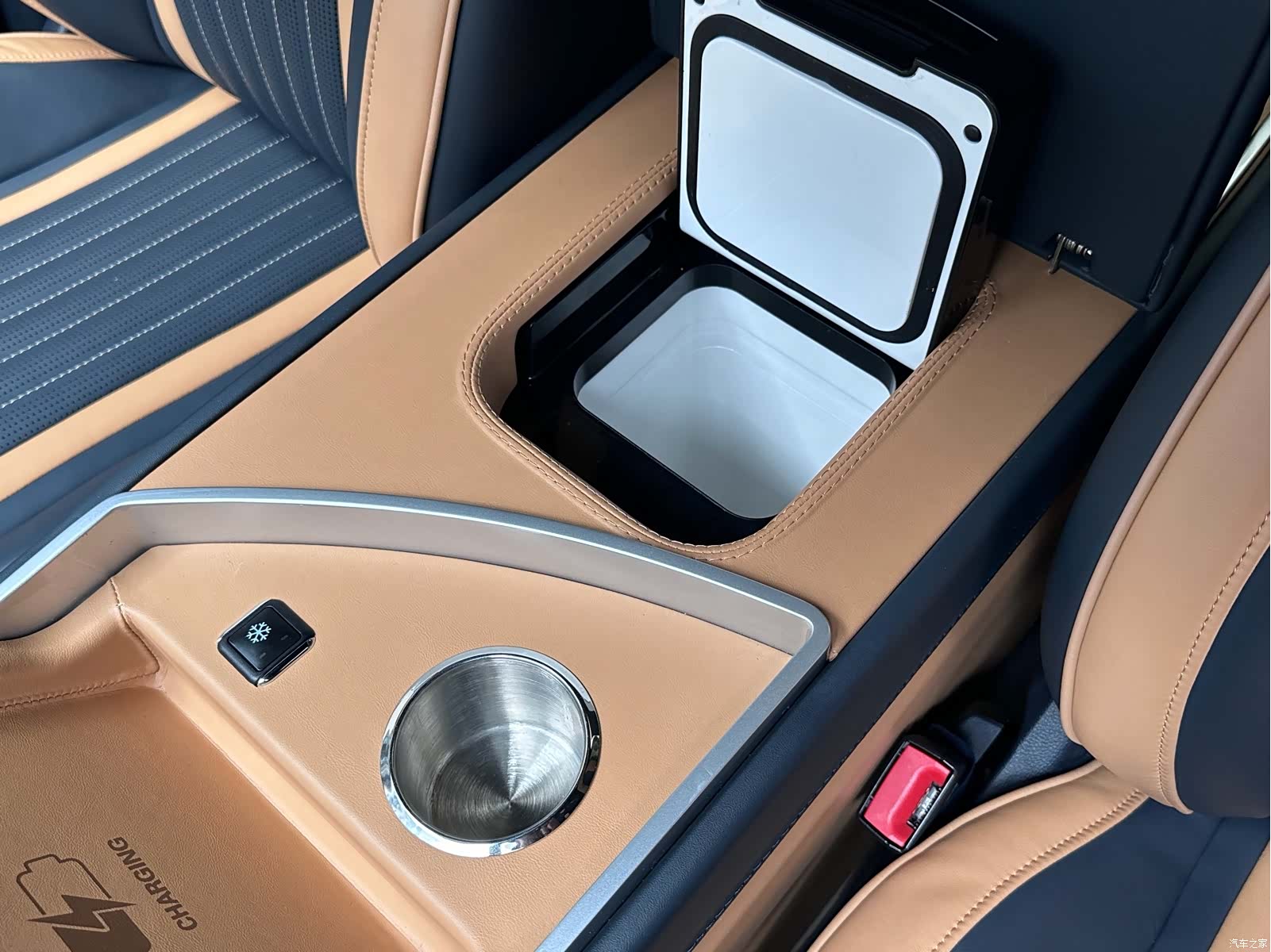 Mercedes-Benz V-Class, 2023 14