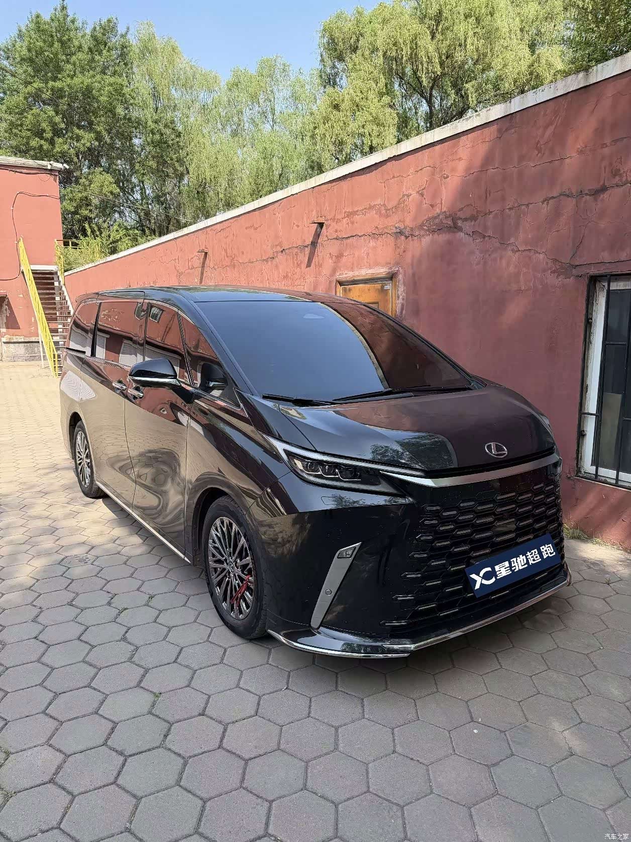 Lexus LM, 2025 1