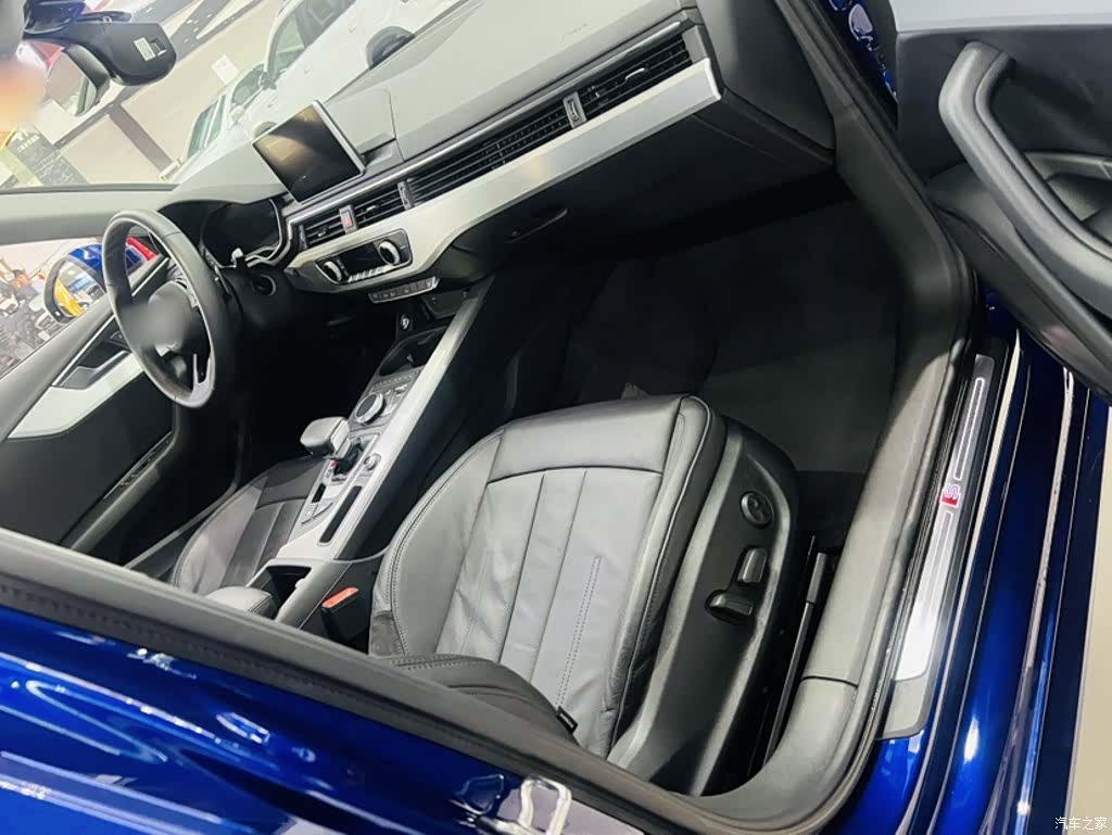 Audi A4L, 2019 все фото