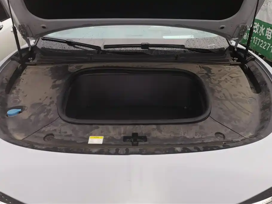 VOYAH Lantu chasing light