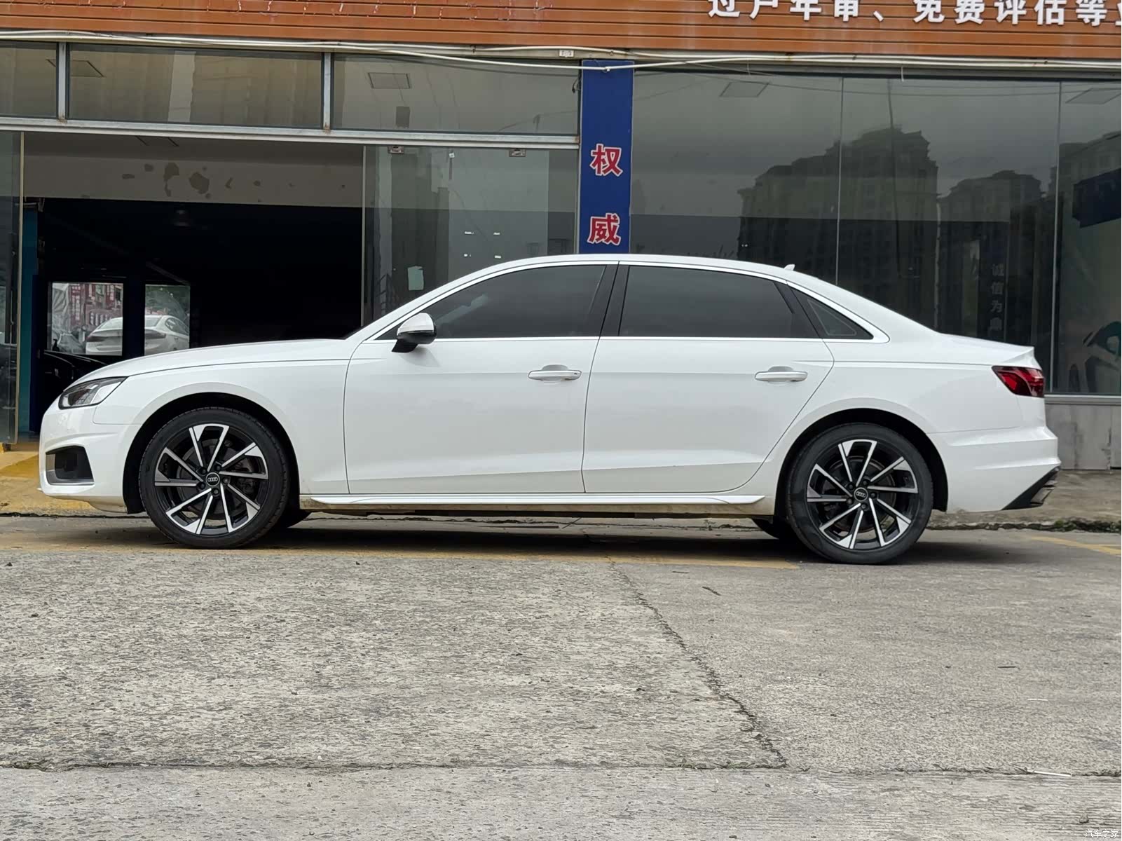 Audi A4L, 2023 все фото