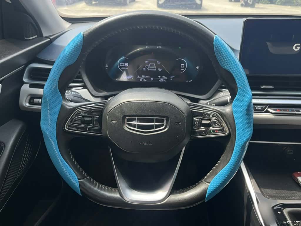 Geely Emgrand, 2022 13