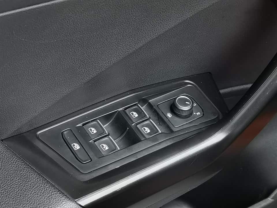 Volkswagen T-ROC exploring Songs