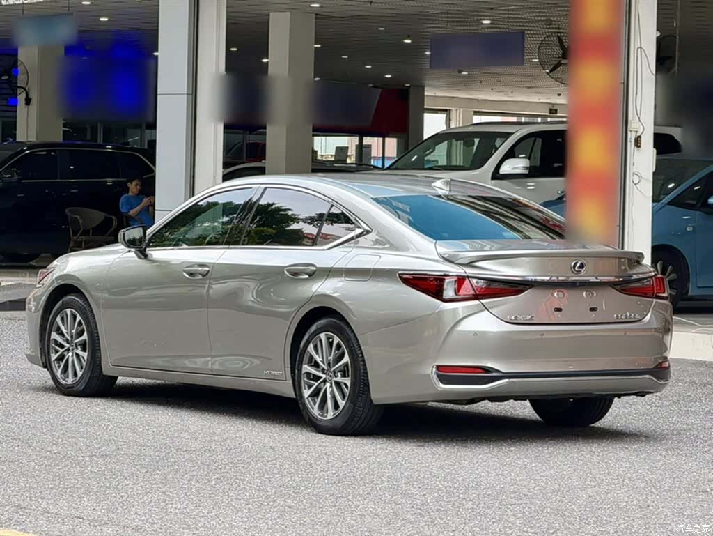 Lexus ES, 2022 все фото