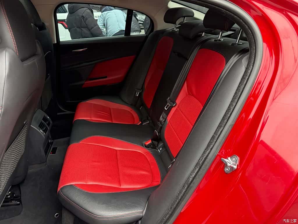 Jaguar XE, 2017 10