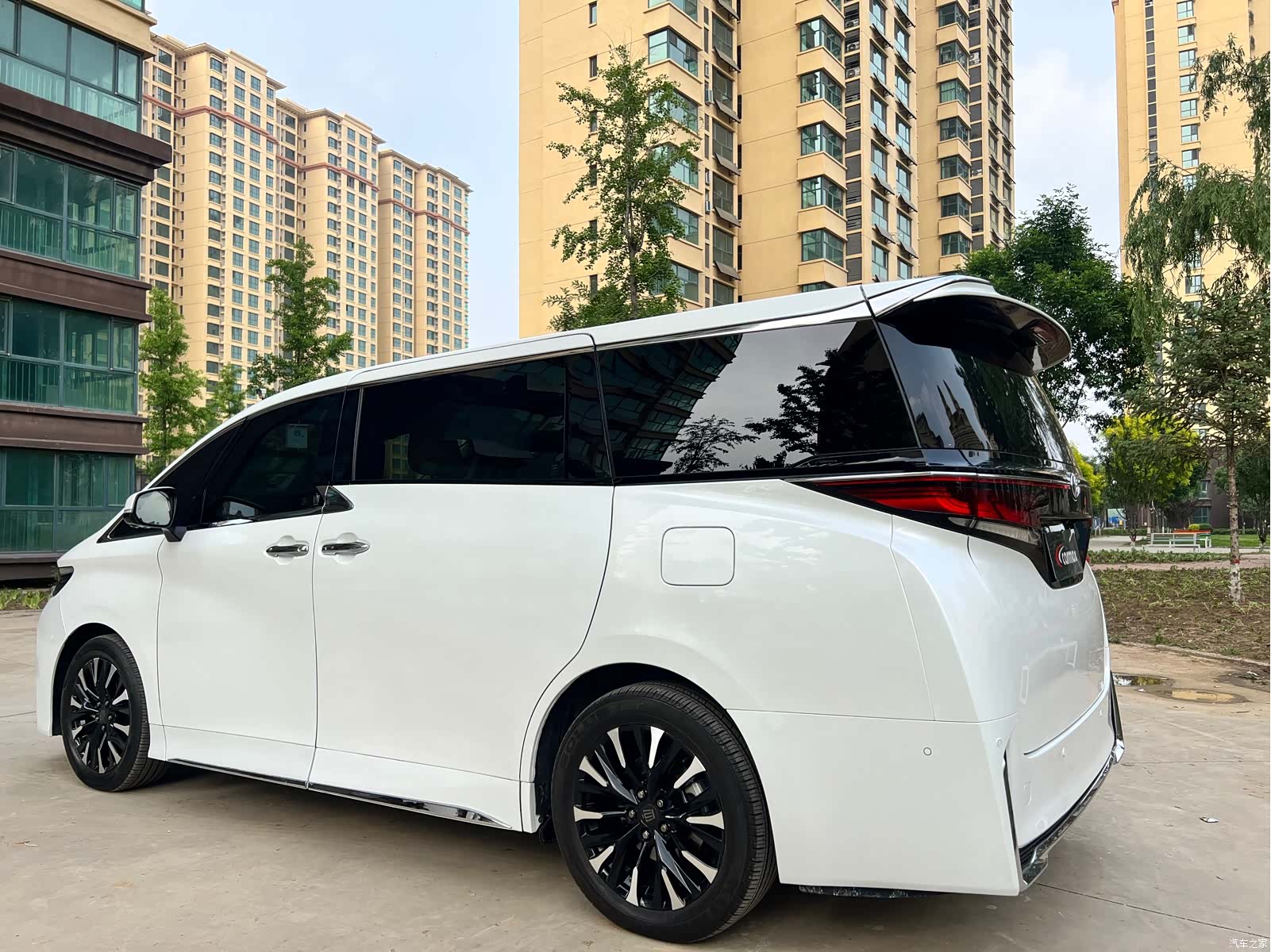 Toyota Vellfire, 2025 6