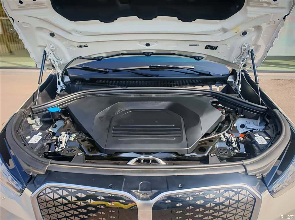 BMW iX1, 2025 4