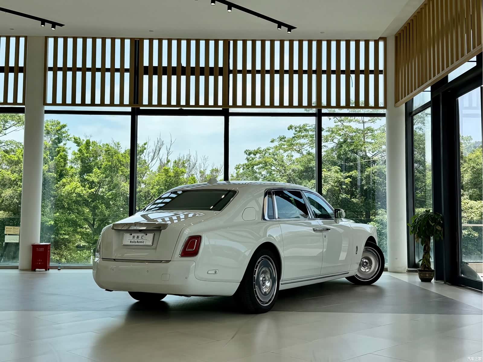 Rolls-Royce Phantom, 2024 3