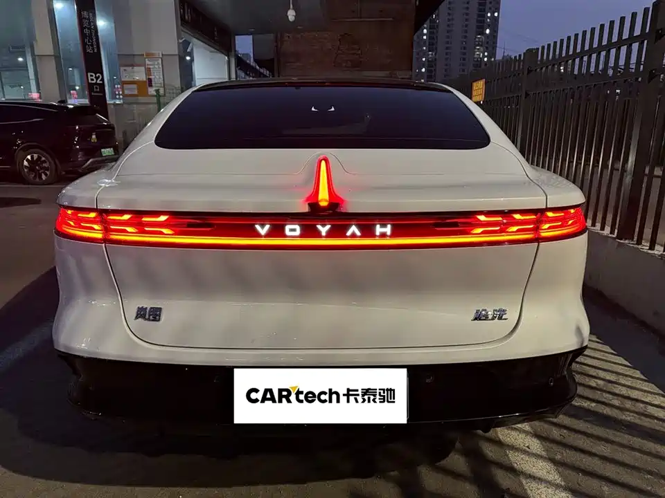 VOYAH Lantu chasing light