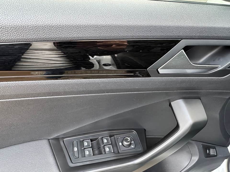 Volkswagen T-ROC exploring Songs