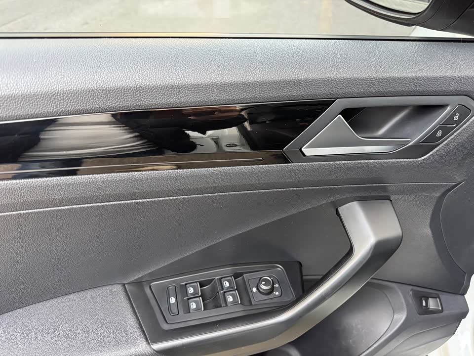 Volkswagen T-ROC exploring Songs