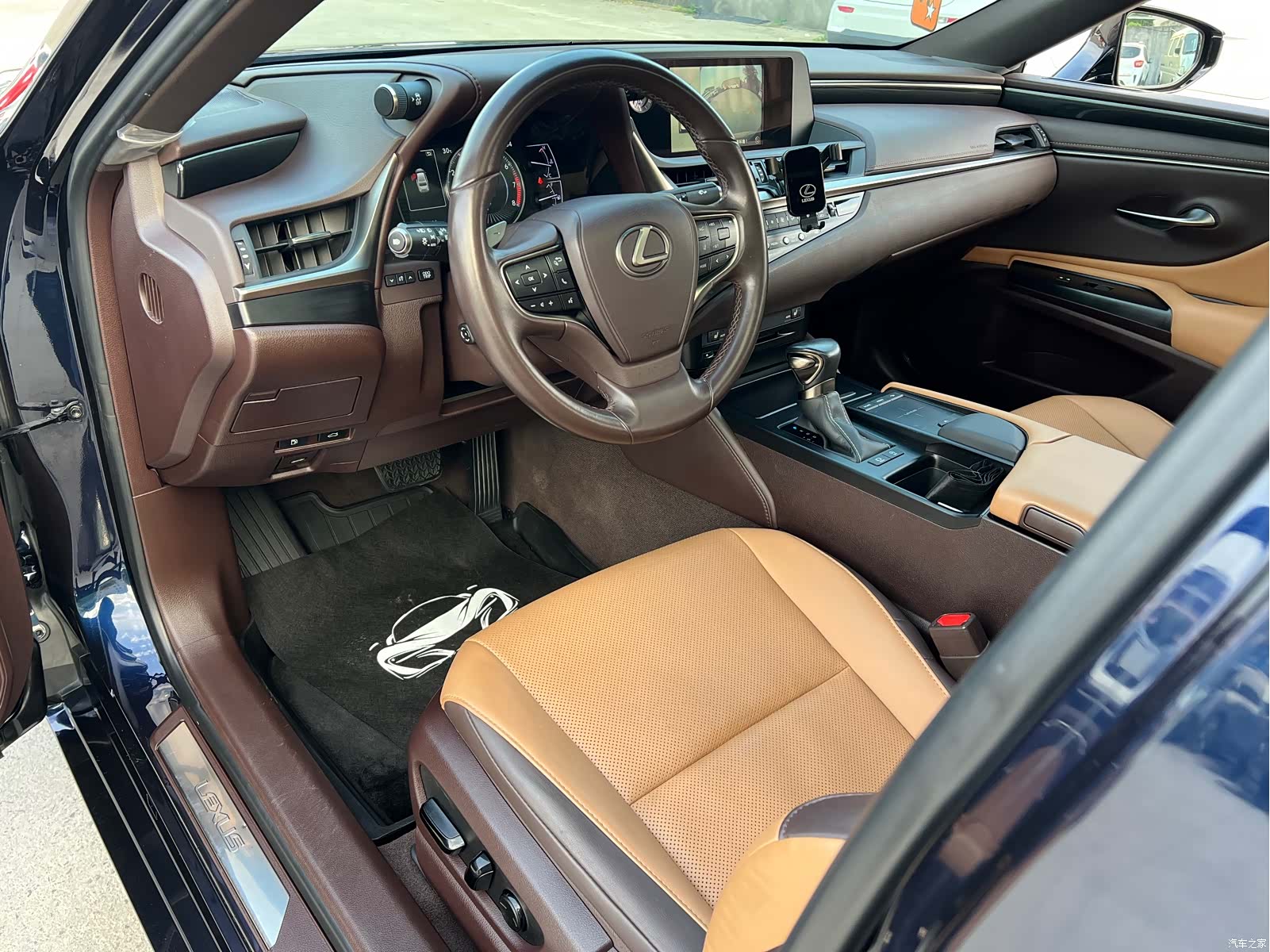 Lexus ES, 2018 все фото