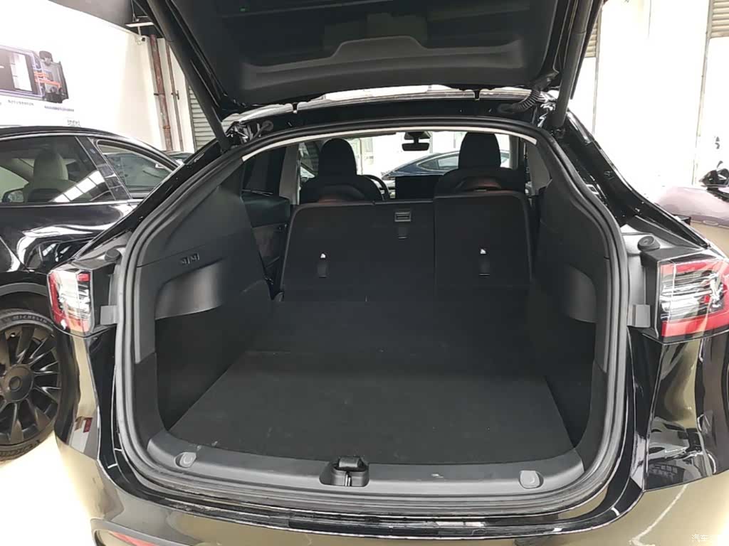 Tesla Model Y, 2023 19