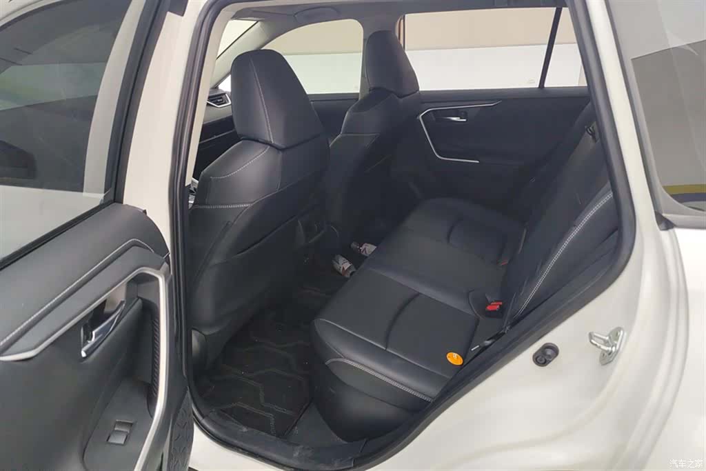 Toyota RAV4, 2023 11