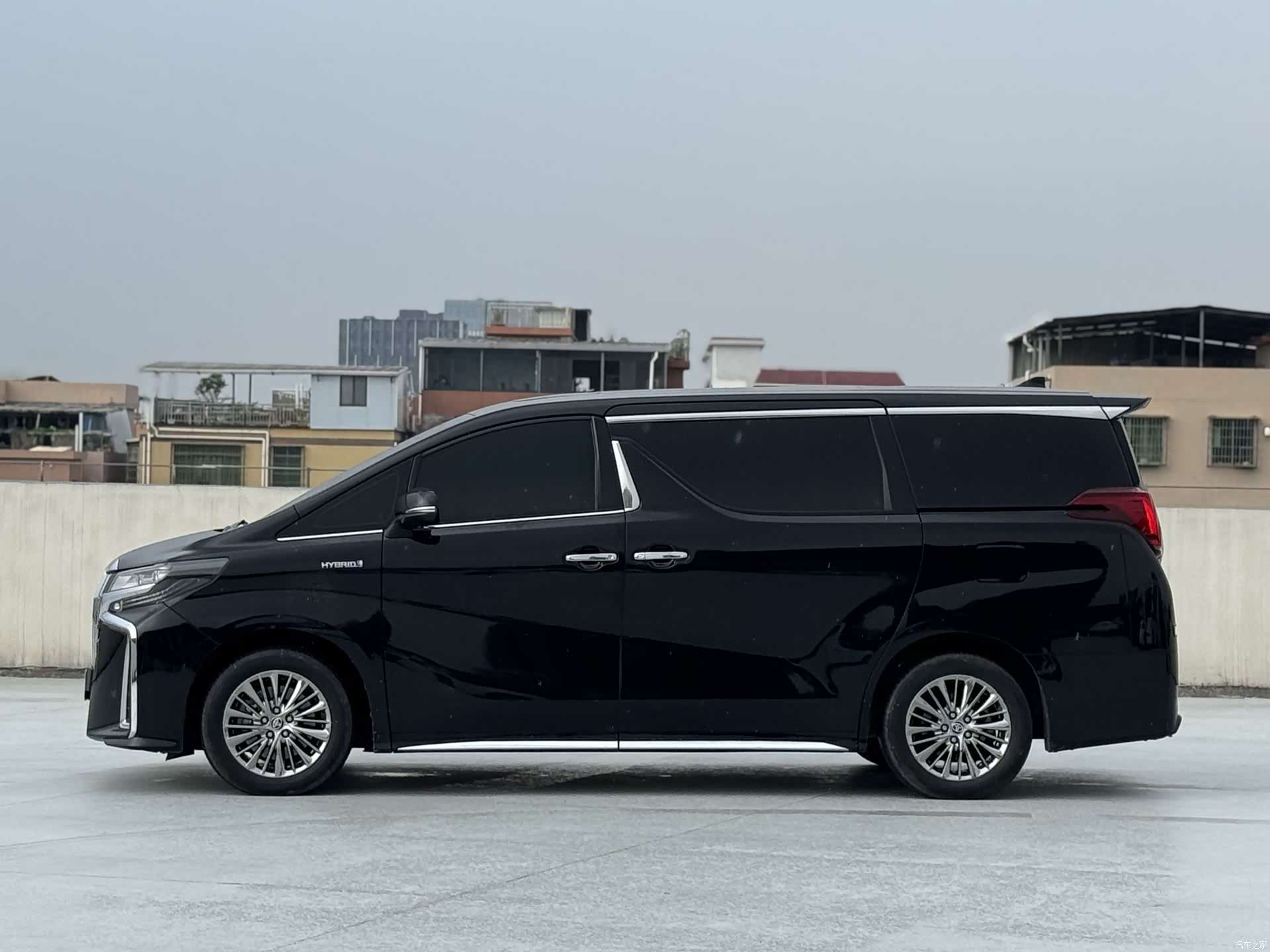 Toyota Alphard, 2022 3