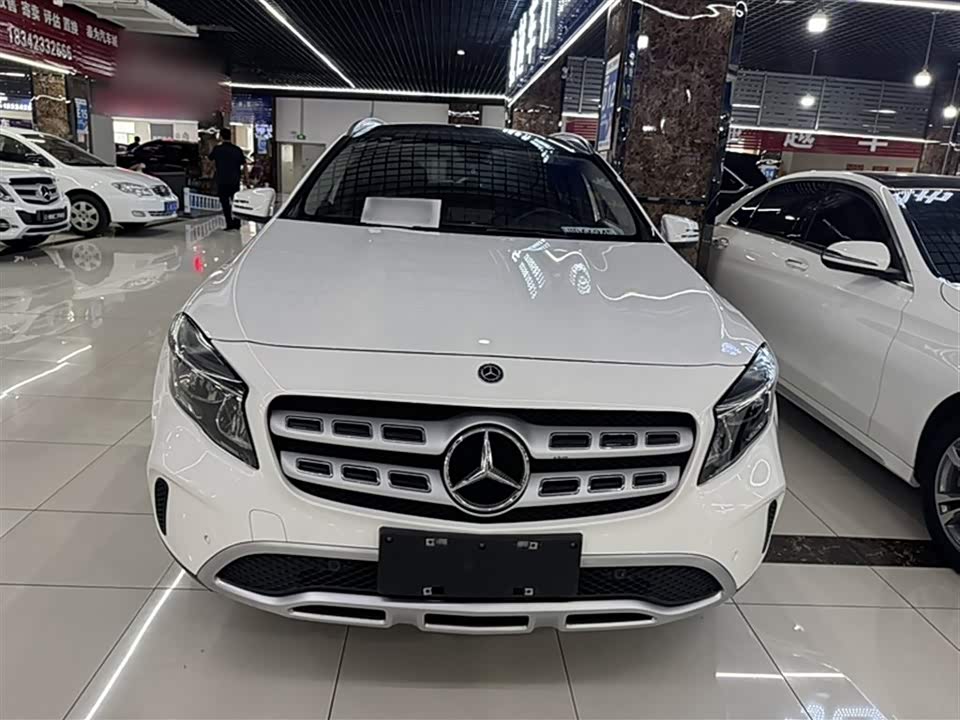 Mercedes-Benz GLA Mercedes-Benz GLA