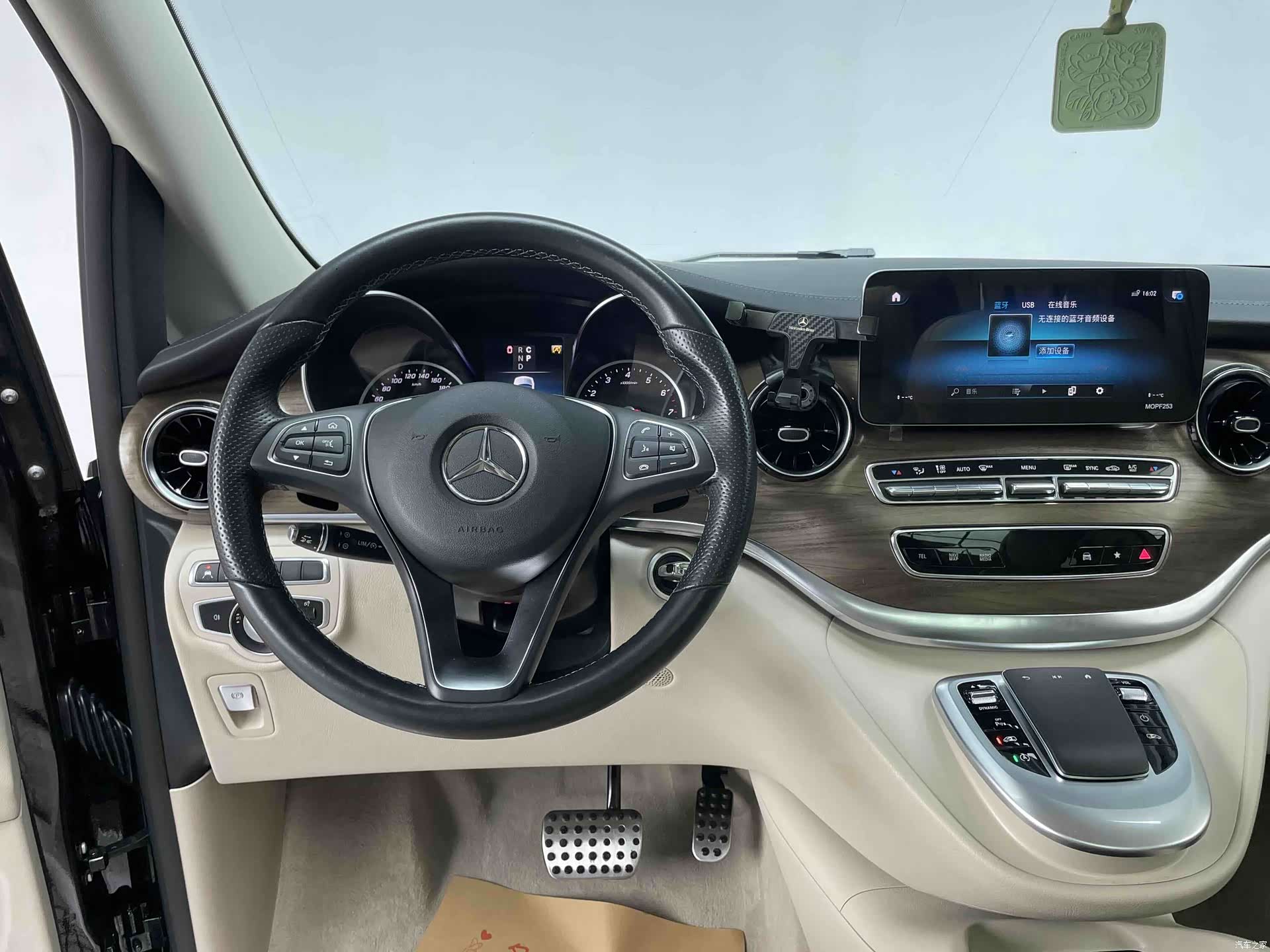 Mercedes-Benz V-Class, 2022 13