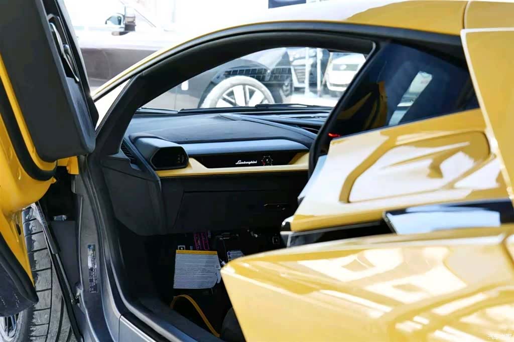 Lamborghini Revuelto, 2025 8
