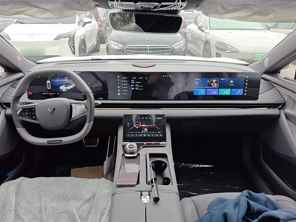 VOYAH Lantu chasing light