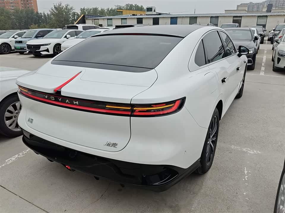 VOYAH Lantu chasing light