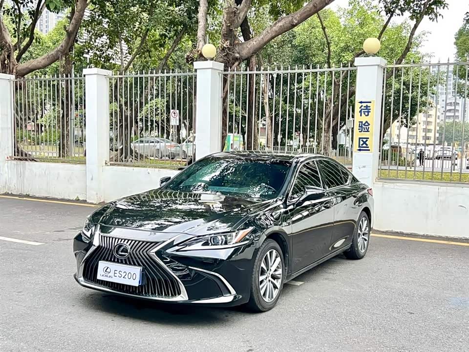 Lexus ES