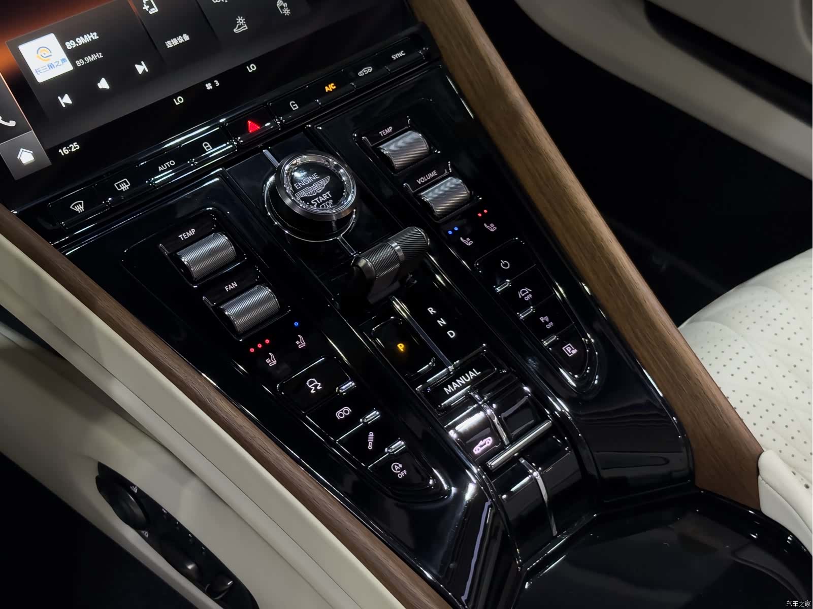 Aston Martin DB12, 2025 11