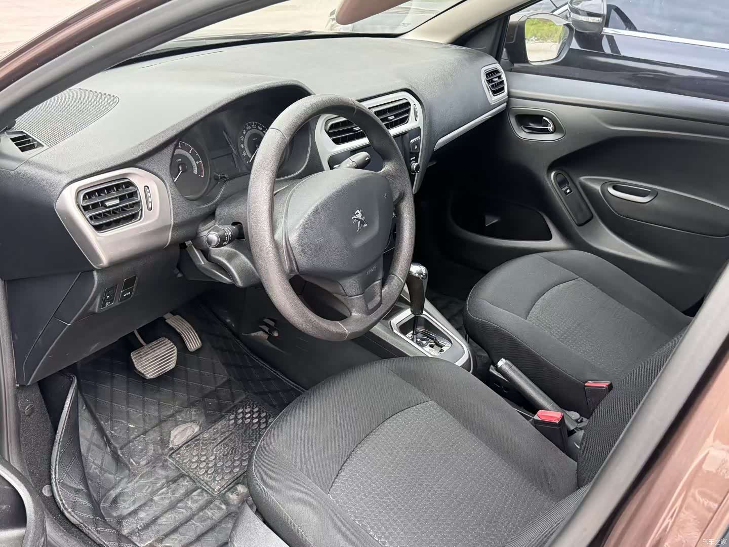 Peugeot 301, 2015 8