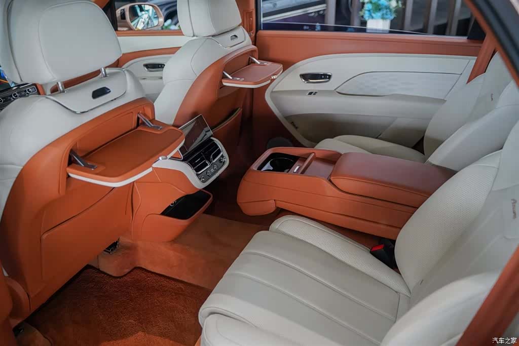 Bentley Bentayga, 2023 12