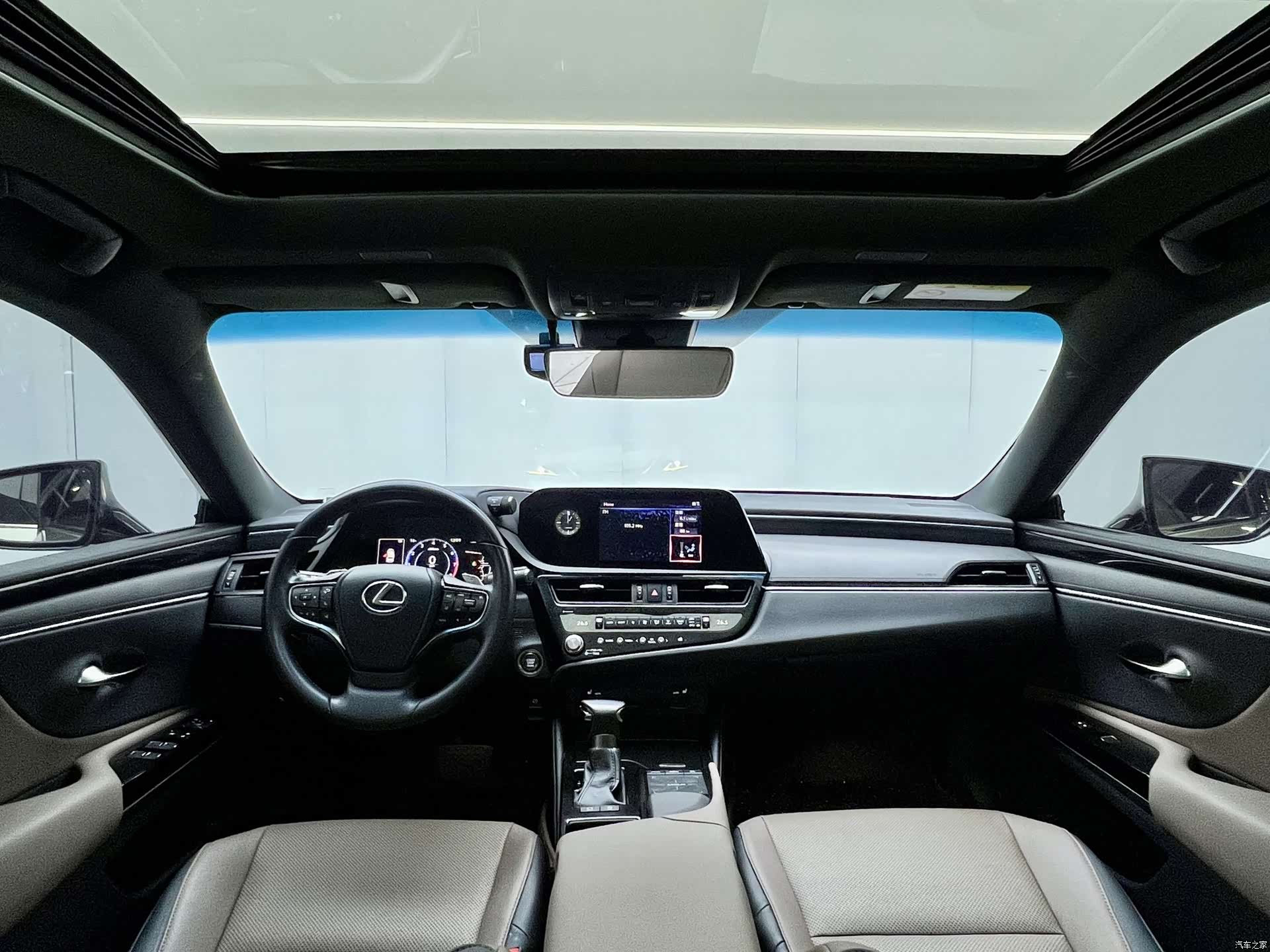 Lexus ES, 2022 все фото
