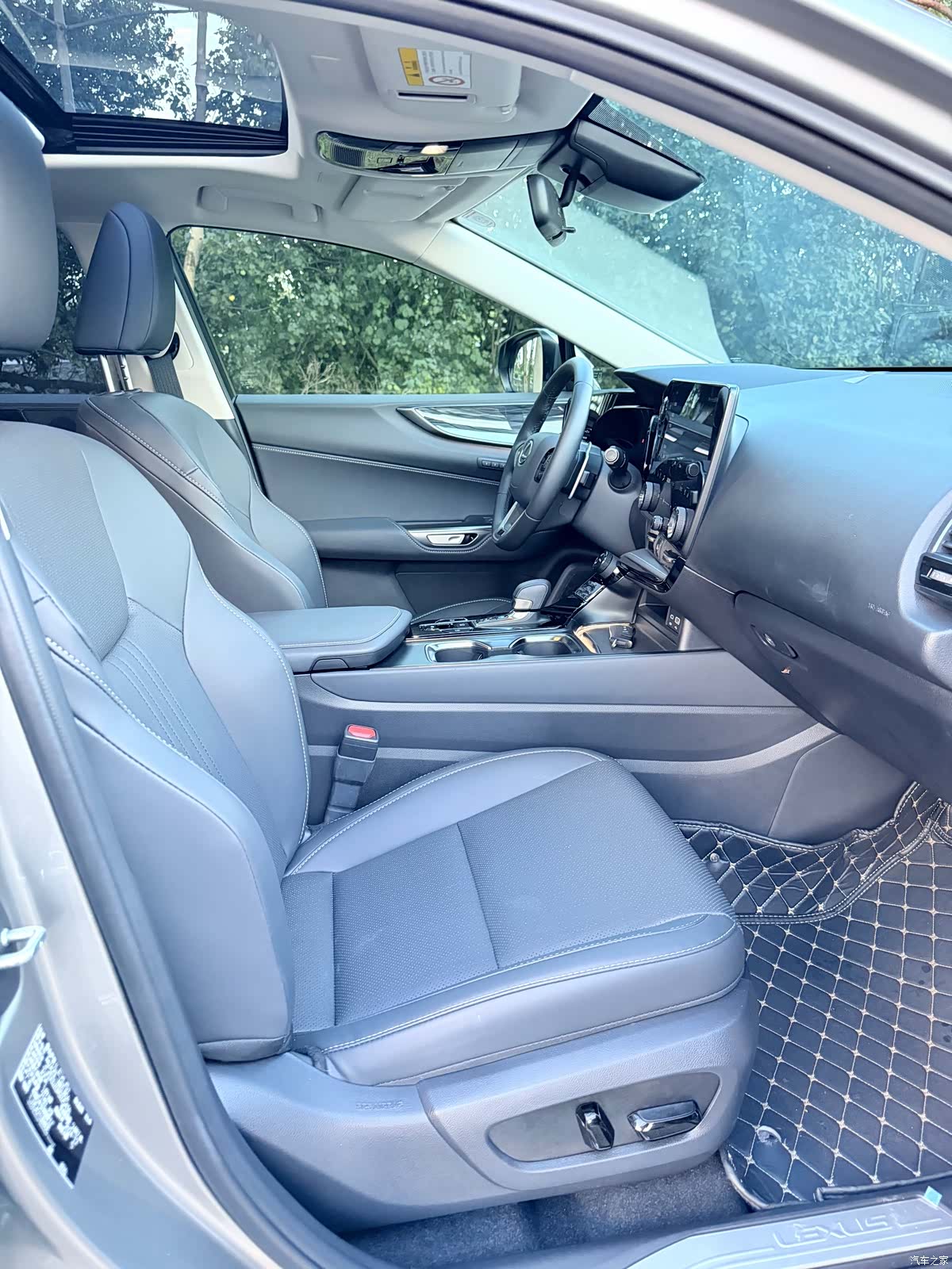 Lexus NX, 2025 12