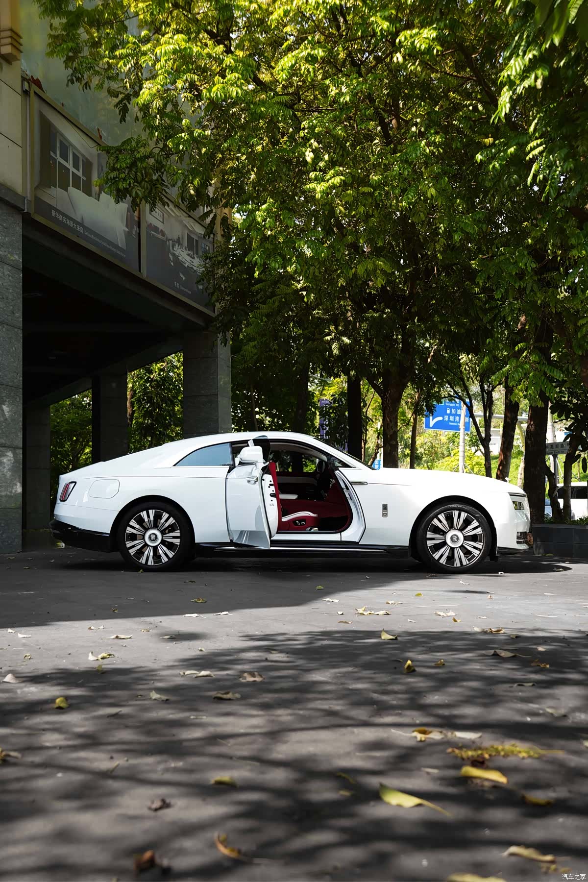 Rolls-Royce Spectre, 2024 19