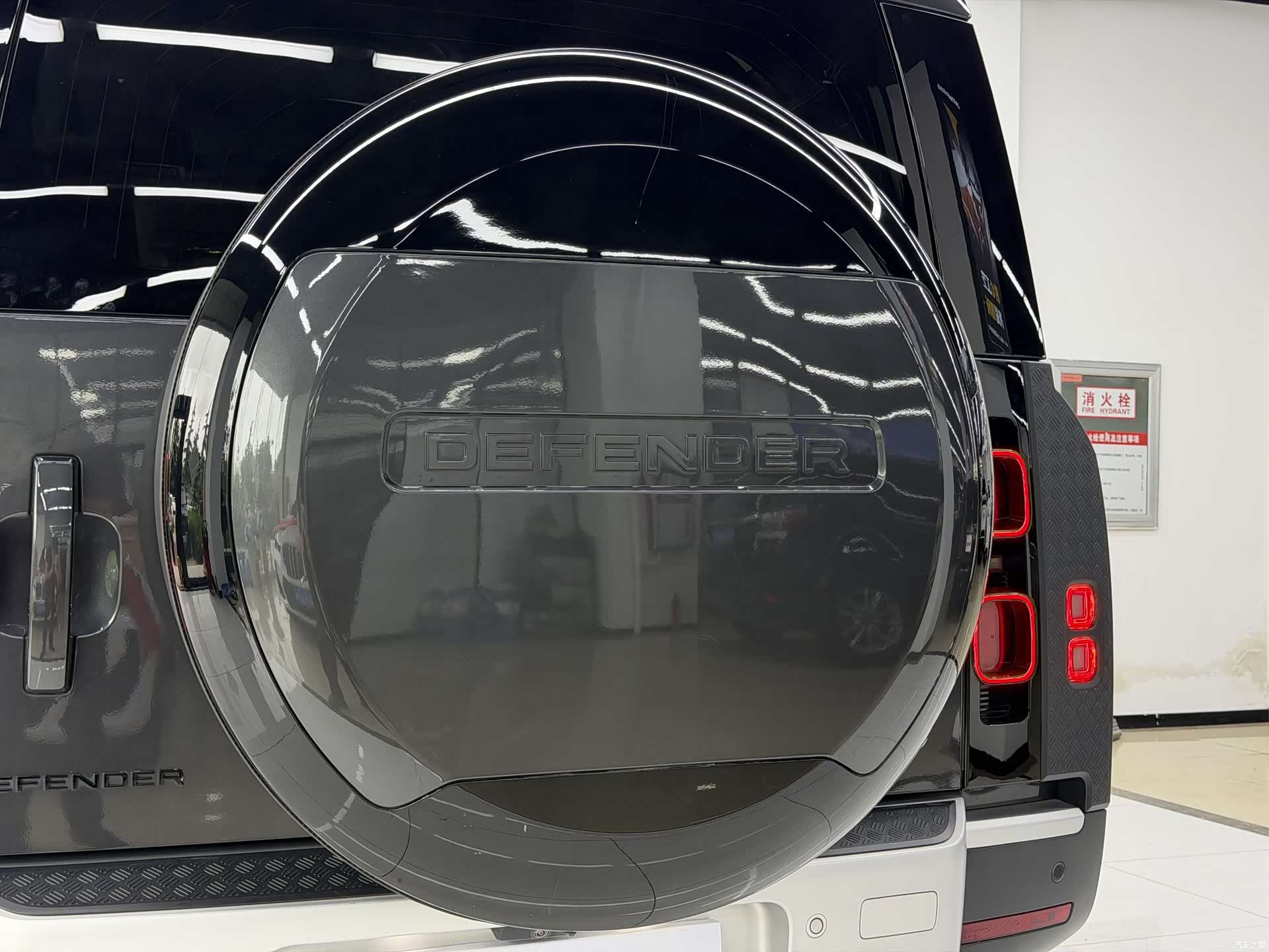 Land Rover Defender, 2023 25